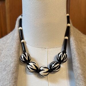 Parrot Pearls Elegant Black and White Beaded Necklace